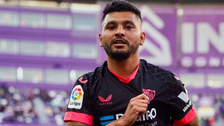 Tecatito Corona regresa a las canchas y anota en la goleada del Sevilla al Valladolid