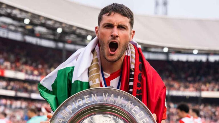 Santi Giménez se olvida de las vacaciones y peleará por el título de goleo con el Feyenoord