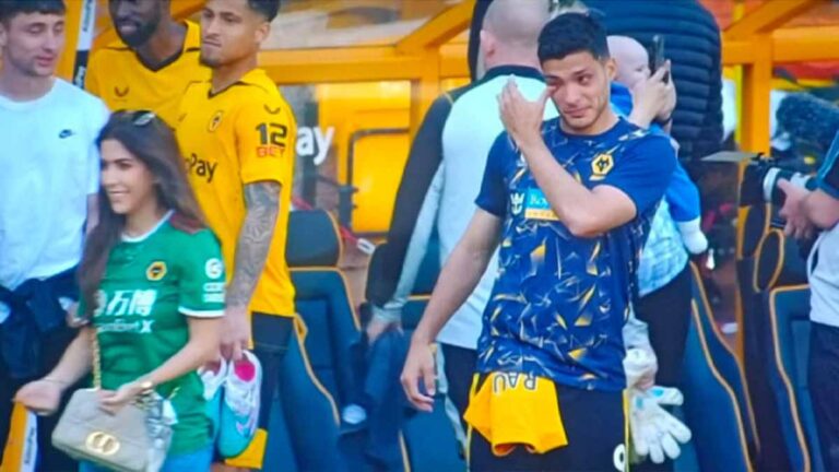 Raúl Jiménez se despide entre lágrimas de la afición del  Wolverhampton en el empate ante el Everton