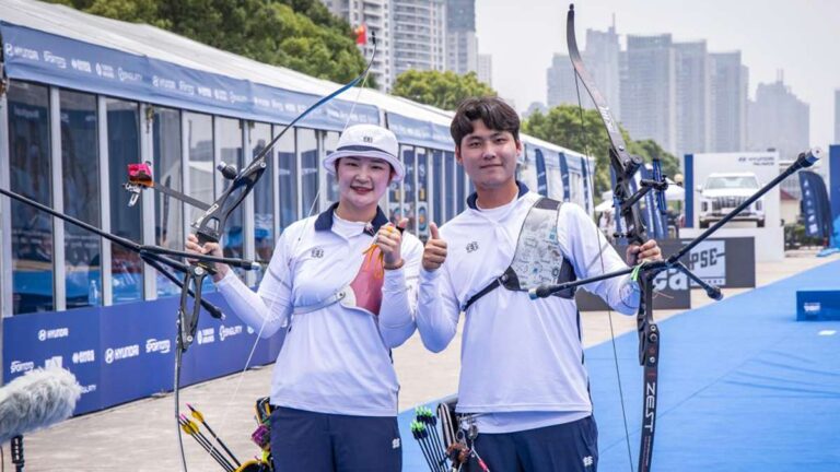 Kang Chae Young y Lee Woo Seok ganan medalla de oro en la final de equipos mixtos de tiro con arco recurvo