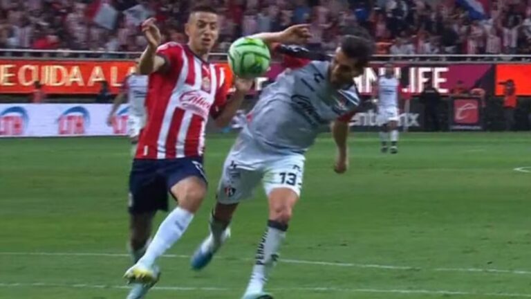 “Gaddi Aguirre contacta el balón con la mano en una posición no natural: Era penal pero no hubo revisión”