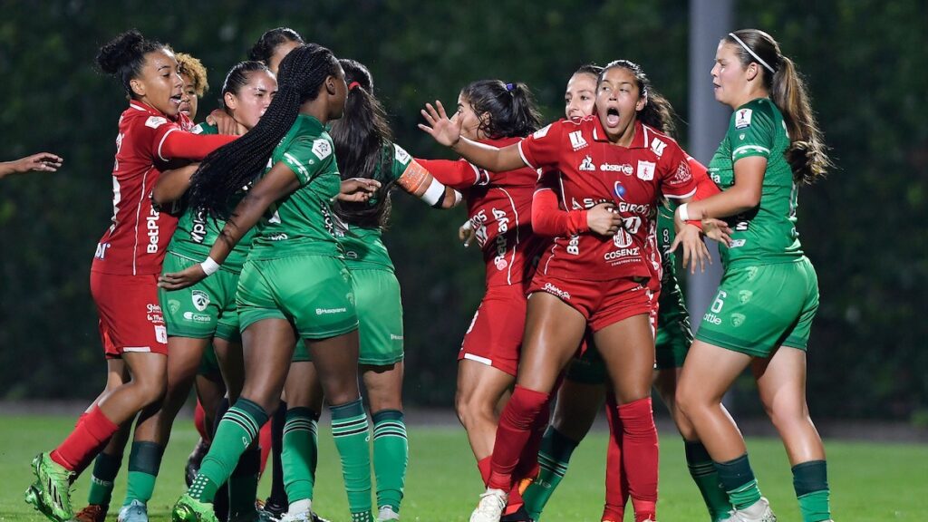 La pelea que terminó el partido entre La Equidad y América por la Liga Femenina | VizzorImage