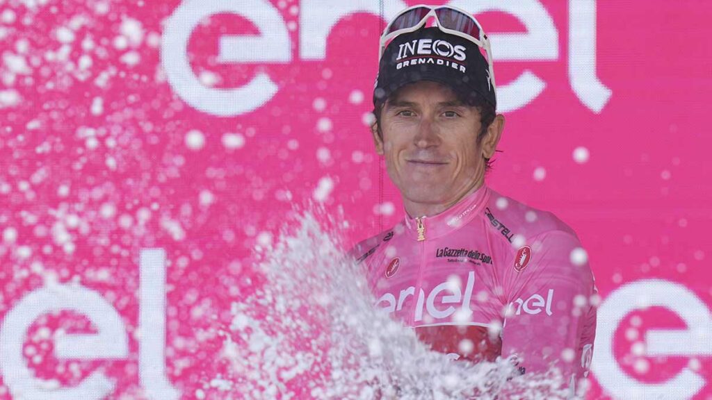 Geraint Thomas celebra en el podio tras completar la 18va etapa del Giro de Italia. AP
