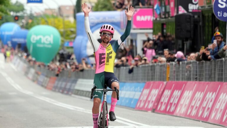 Ben Healy se lleva la octava etapa del Giro de Italia; Primoz Roglic recupera terreno