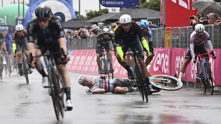 Kaden Groves gana una accidentada quinta etapa del Giro de Italia; Andreas Leknessund mantiene la ‘Maglia Rosa’