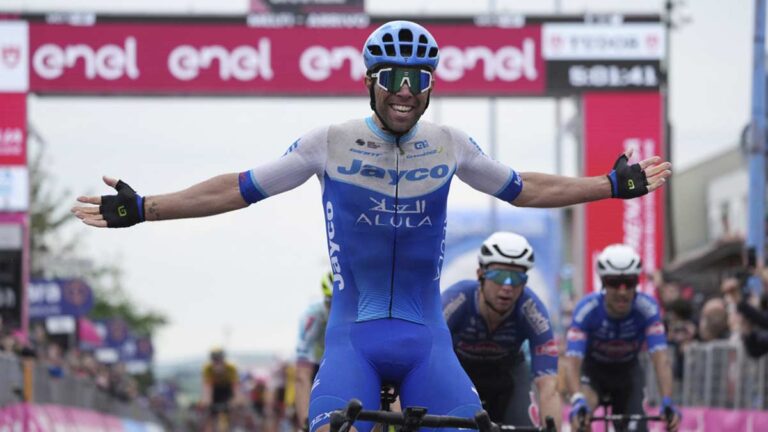 Michael Matthews gana la Etapa 3 del Giro de Italia, Evenepoel aumenta unos segundos su liderato de la clasificación general