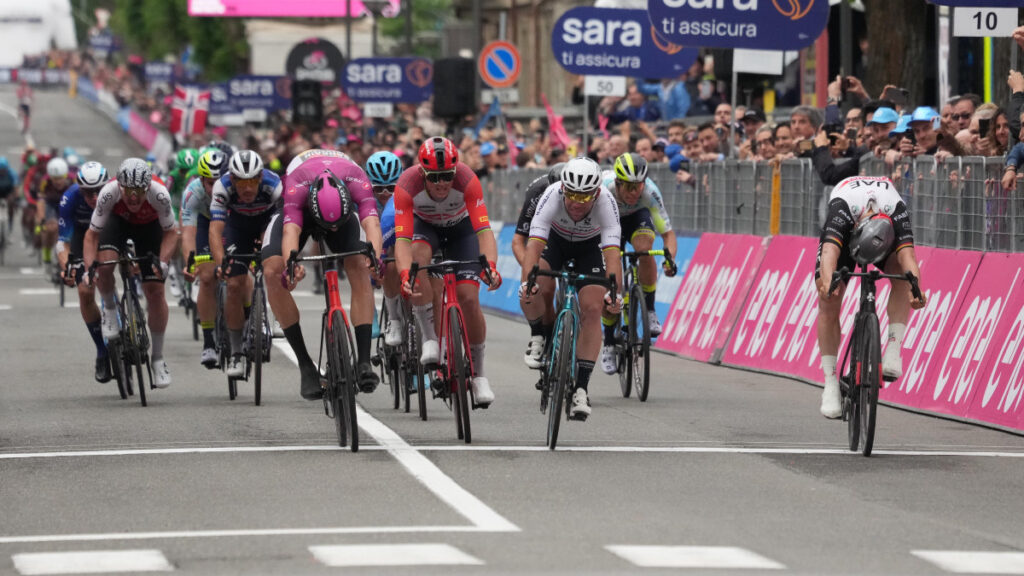 Ackermann cruza la meta en la etapa 11. - Giroditalia.it.