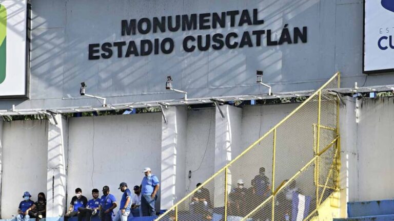 Tragedia en el fútbol: reportan 9 muertos y más de 100 heridos tras una estampida en El Salvador