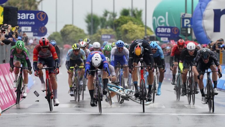 Kaden Groves vence a Milan y Pedersen en una accidentada etapa 5 del Giro de Italia