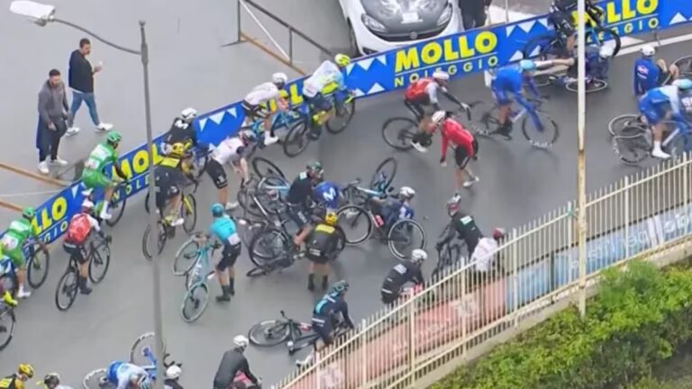 La mala suerte de Fernando Gaviria: un compañero se cae y le arruina el sueño del sprint