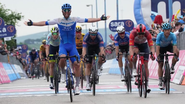 Michael Matthews rompe el sueño de Mads Pedersen en la tercera etapa del Giro