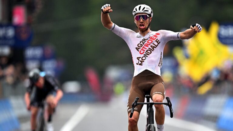 Remco Evenepoel presta la maglia rosa a Leknessund y Paret-Peintre gana la etapa 4