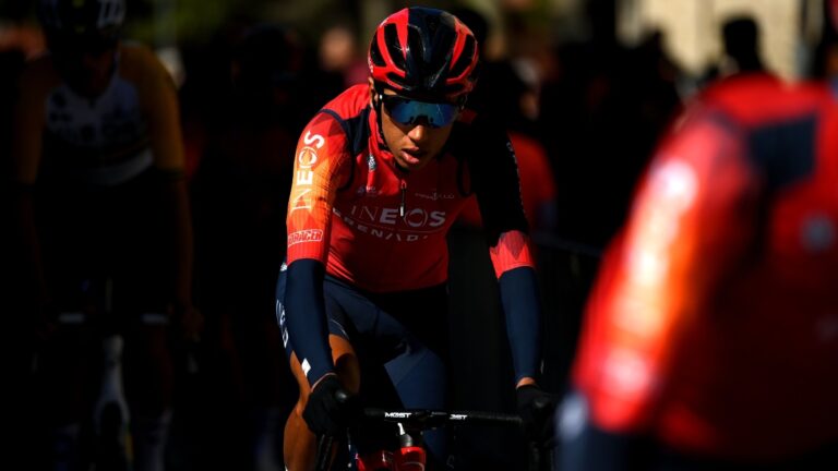 Egan Bernal, planillado para el Criterium del Dauphiné antes del Tour de Francia