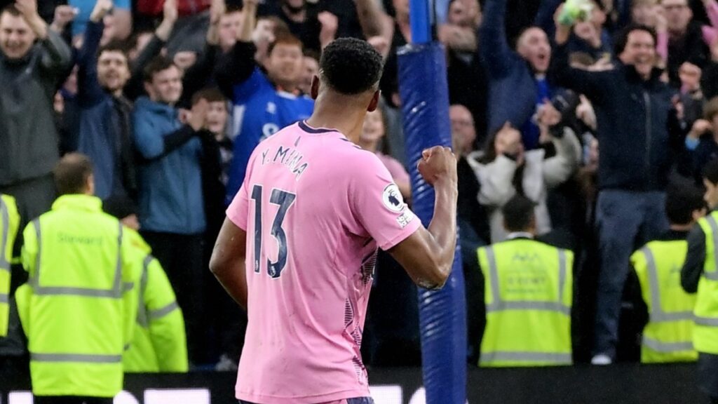 Yerry Mina celebra con la afición de Everton la victoria 1-5 sobre Brighton.