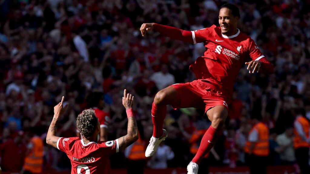 Firmino celebra su gol en el empate de Liverpool 1-1 con Aston Villa.