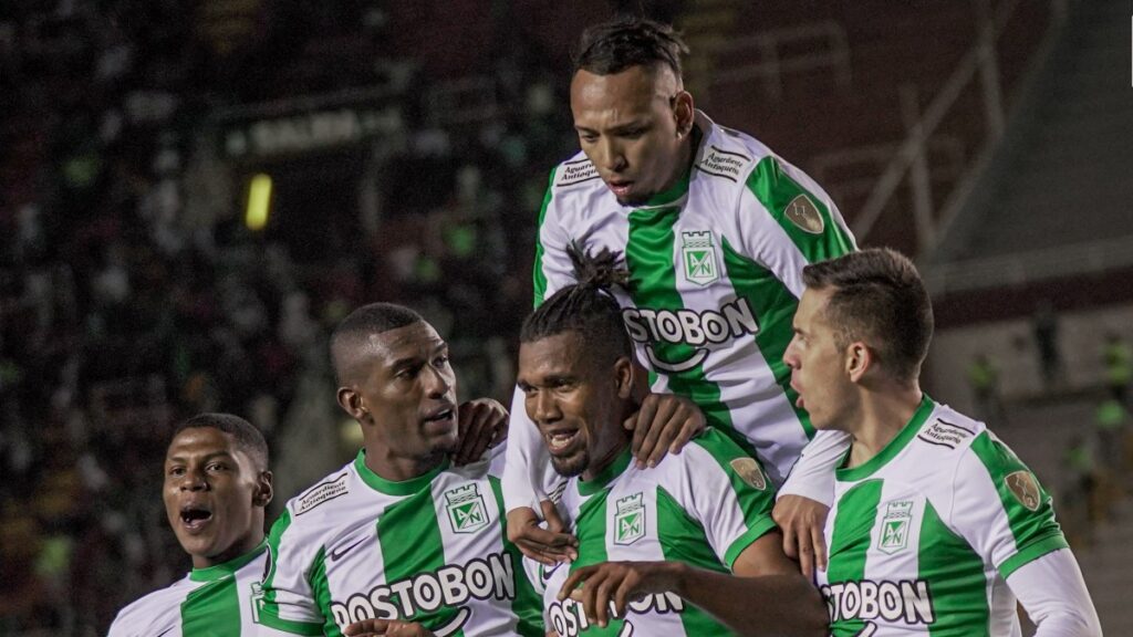 Jugadores de Nacional celebran el gol de Banguero en el triunfo 0-1 sobre Melgar.