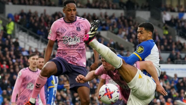 Yerry Mina vuelve a las canchas tras 107 días en la goleada de Everton ante Brighton