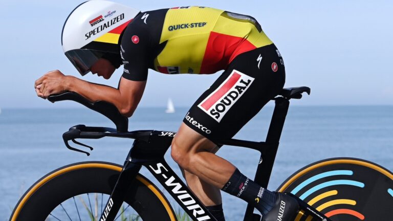 Remco Evenepoel ‘vuela’ en la contrarreloj y es líder del Giro de Italia en la primera etapa