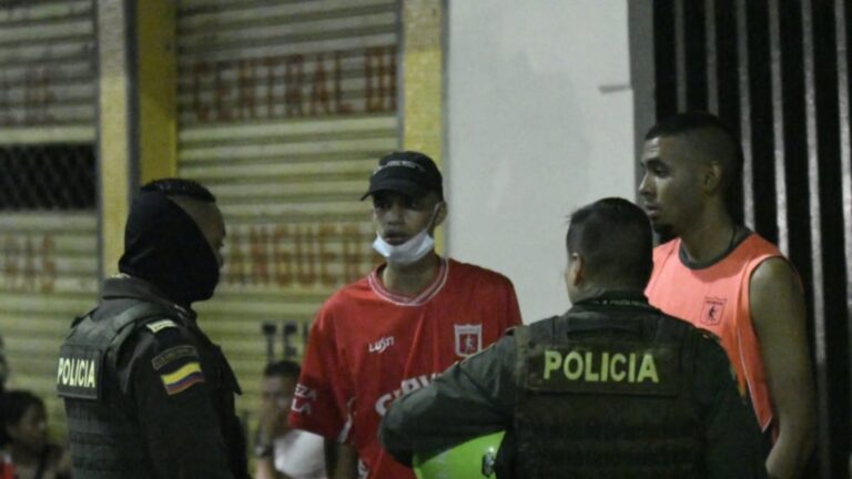 Autoridades capturan a barristas de América que agredieron a un hincha del Cali con machetes y armas de fuego