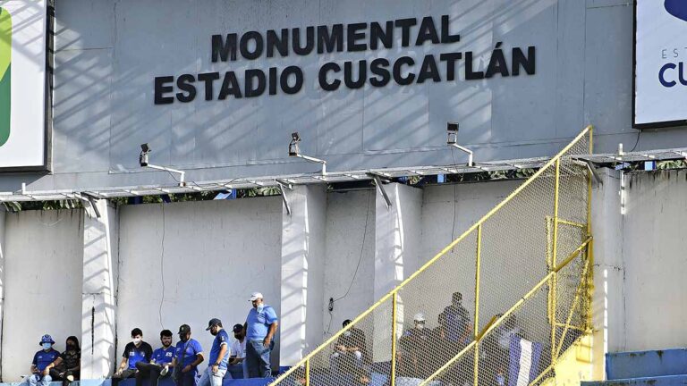 ¡Tragedia en el fútbol! Se reportan varios muertos tras estampida previo al Alianza vs FAS en el Estadio Cuscatlán