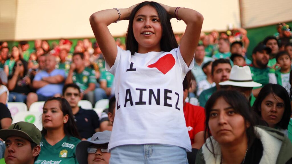 Aficionada de Tigres muestra su amor por Diego Lainez en León