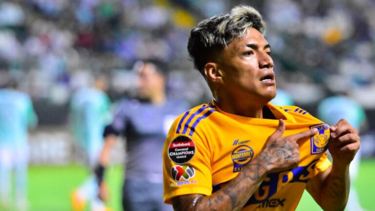 Raymundo Fulgencio, ¡envuelto en la polémica! Insulta a Rayados tras ganar el título con Tigres