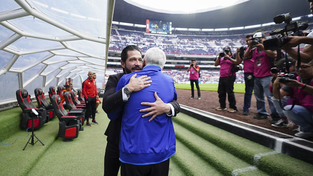 El abrazo de Benjamín Mora y Tuca Ferretti previo al duelo de repechaje