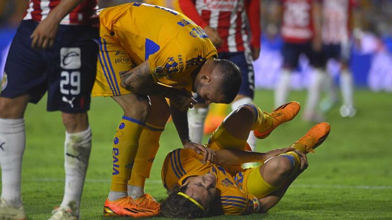 Sebastián Córdova, molesto con el arbitraje en el duelo ante Chivas