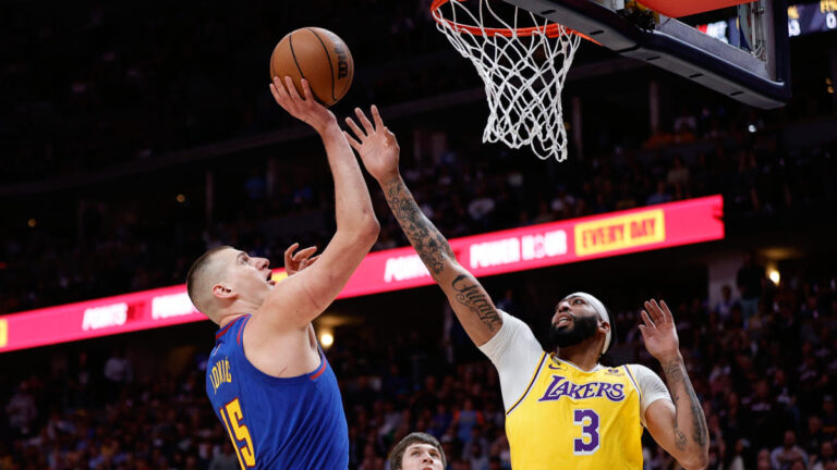 Nikola Jokic se come a los Lakers en el Juego 1 de la final del Oeste