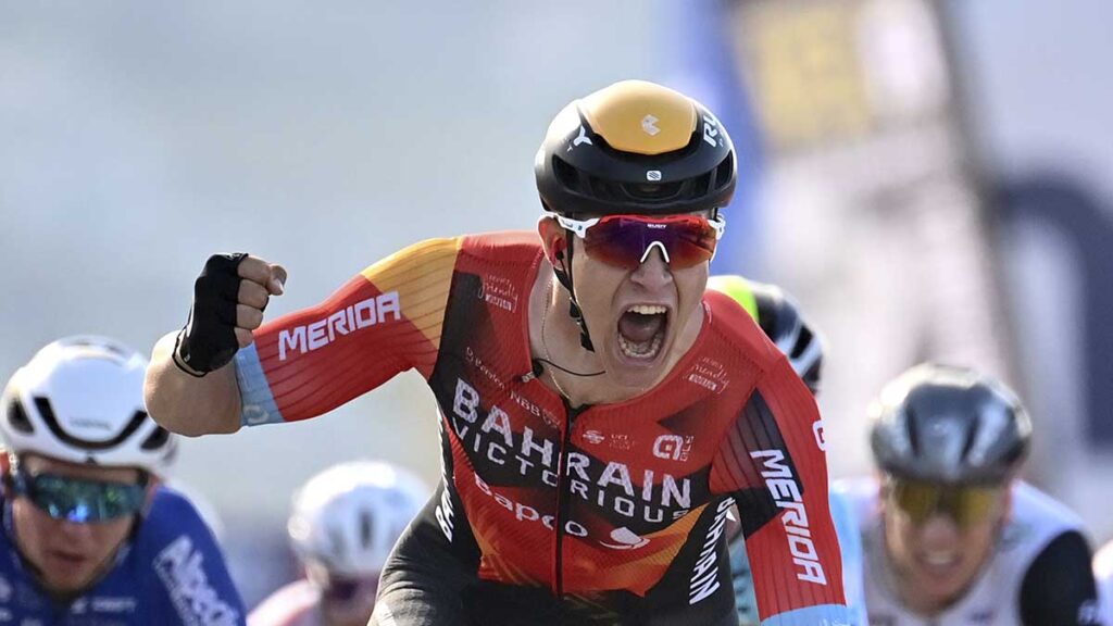 Jonathan Milan festeja tras ganar la segunda etapa del Giro de Italia. AP