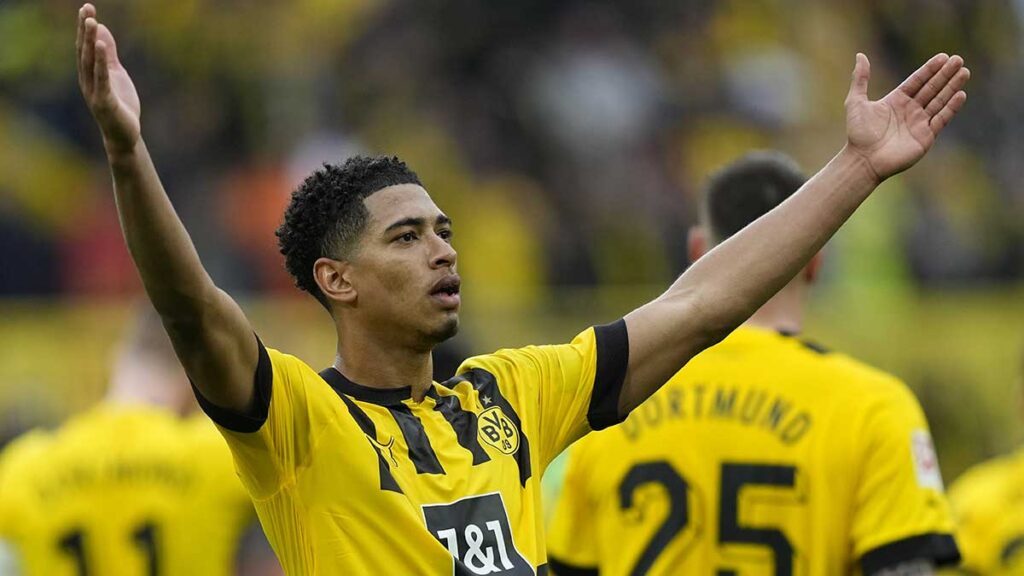 Jude Bellingham celebra tras anotar el sexto gol del Borussia Dortmund. AP