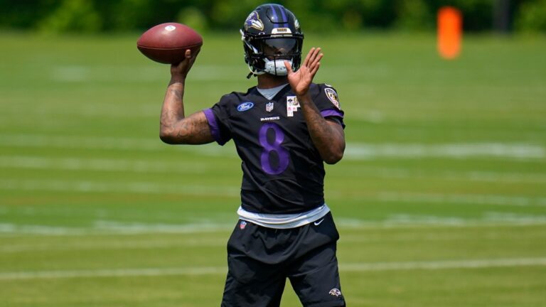 Lamar Jackson se enfoca en dominar la nueva ofensiva de los Ravens antes de la temporada