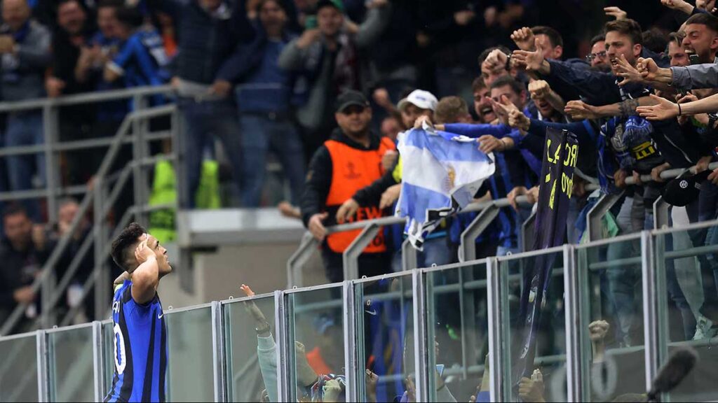 Lautaro Martínez celebra con la afición el gol del Inter. Reuters