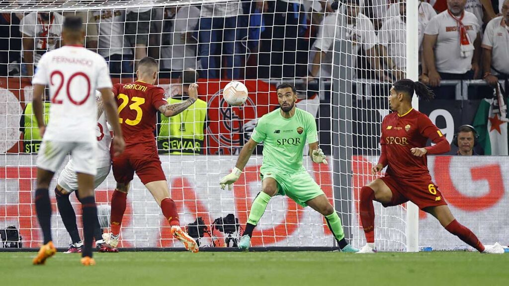 Mancini no pudo evitar el contacto con el balón. Reuters