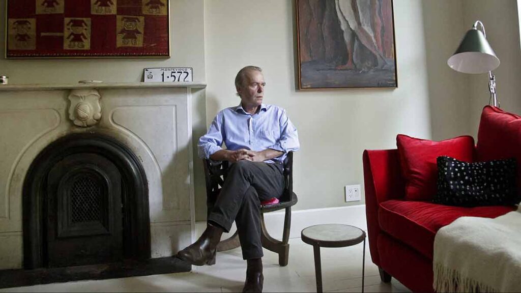 El novelista británico Martin Amis posa en la sala de su nueva casa en el distrito de Brooklyn. AP