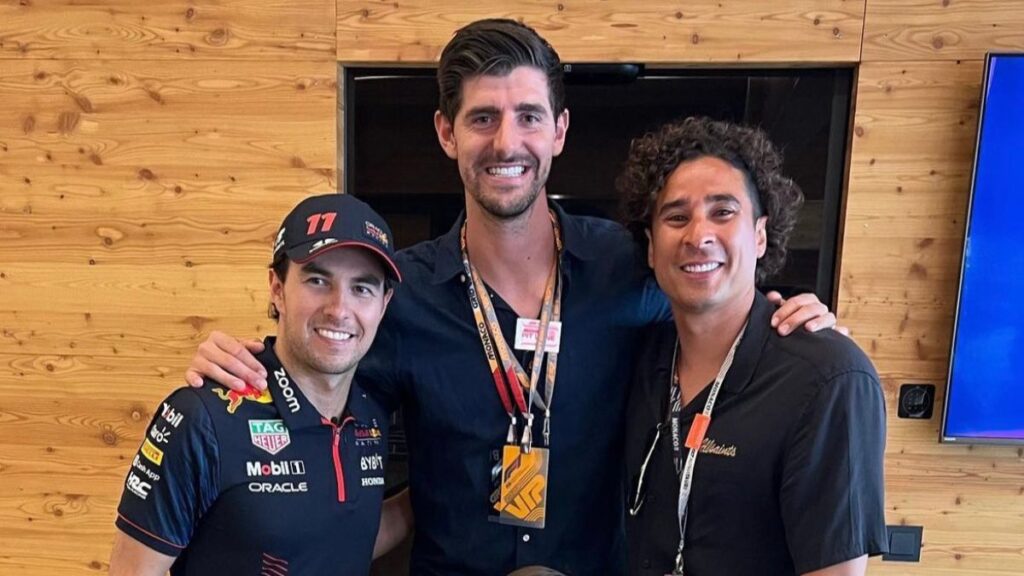 Checo Pérez recibe la visita de Thibaut Courtois y Memo Ochoa en el Gran Premio de Mónaco