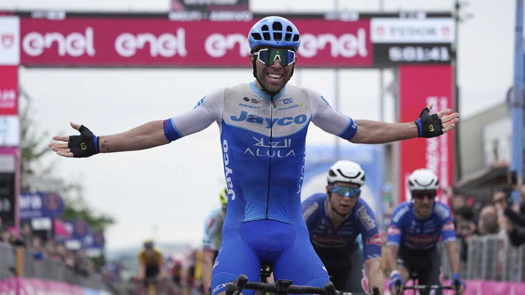 Michael Matthews cruza la meta para ganar la tercera etapa del Giro de Italia. AP