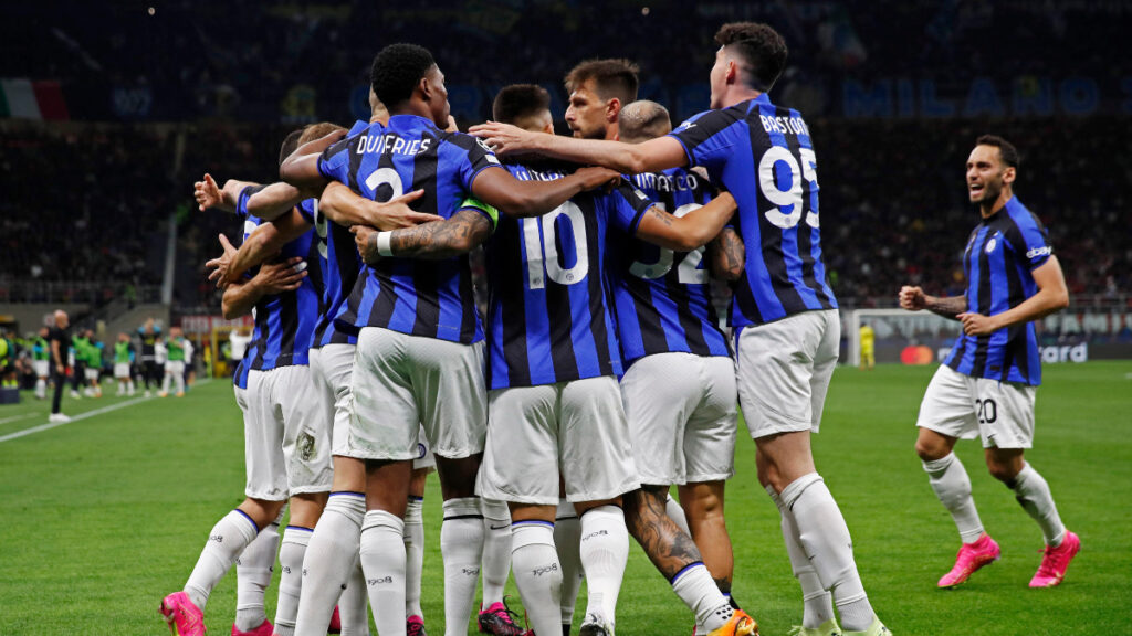 Jugadores del Inter celebran un gol ante el Milan. - Reuters.