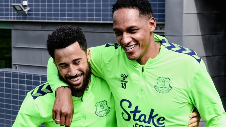 Yerry Mina vuelve a sonreír con el Everton y se apunta para ser titular ante el Manchester City
