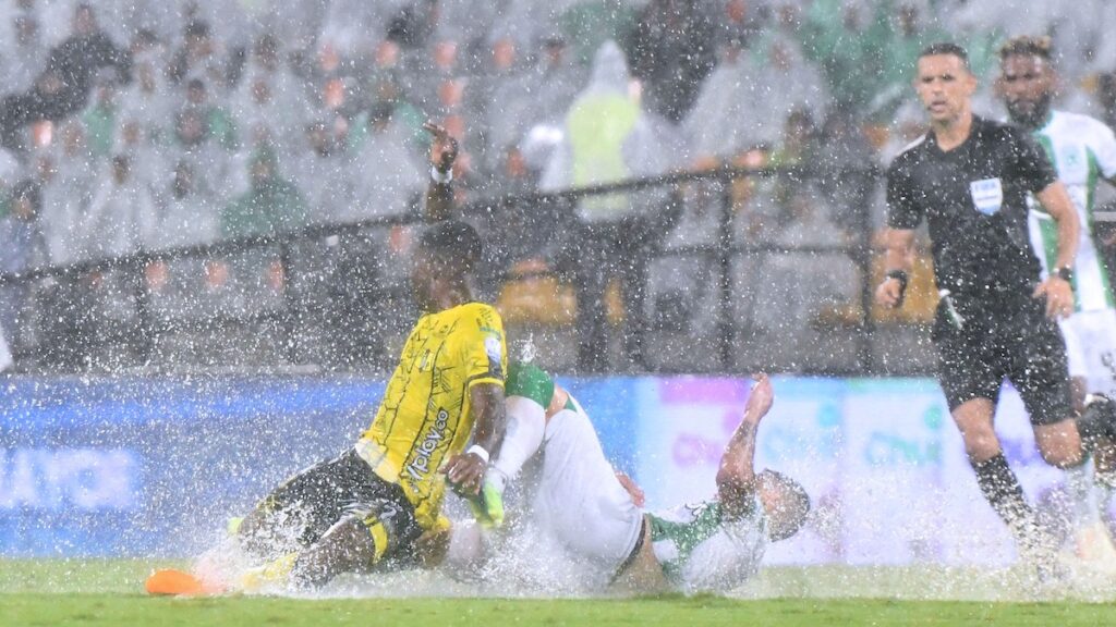 El partido pasado por lluvia entre Nacional y Alianza | Vizzor Image