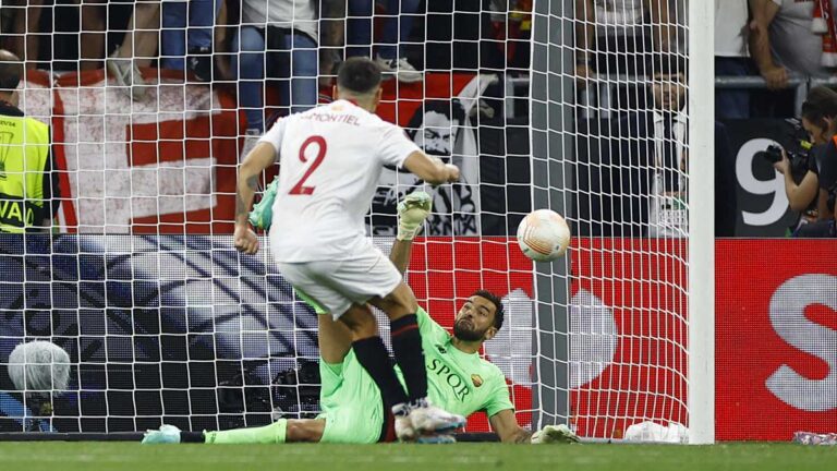 El VAR hace historia en la tanda de penaltis de la final de la Europa League al repetir el cobro de Gonzalo Montiel 