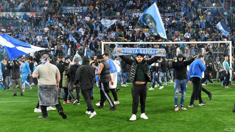 Napoli es campeón de la Serie A 2023 y aficionados invaden la cancha del Udine