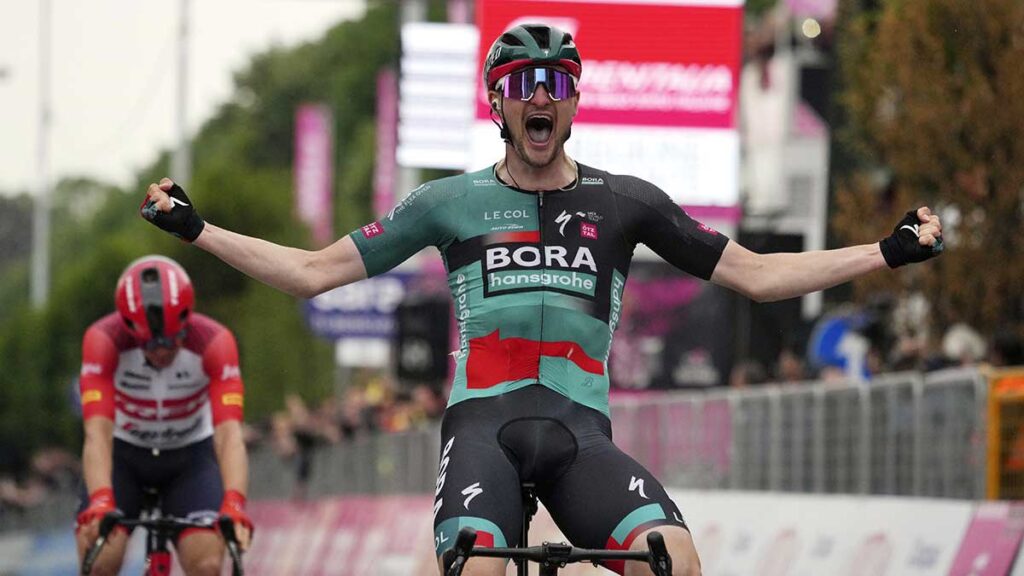 Nico Denz celebra tras ganar la 12da etapa del Giro de Italia. AP