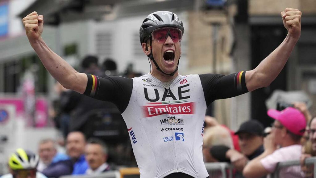 Pascal Ackermann celebra al cruzar la meta para ganar la 11ma etapa del Giro de Italia. AP