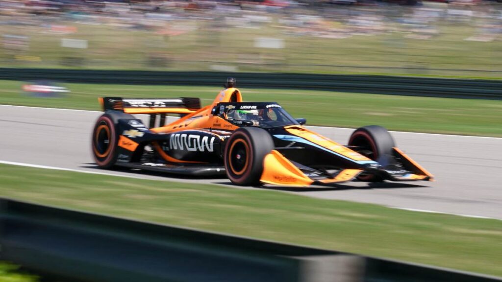 El piloto mexicano de McLaren de la IndyCar, Pato O'Ward, terminó en el segundo puesto en Indianapolis.