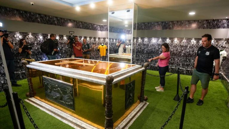 El mausoleo con los restos de Pelé comienza a recibir visitantes