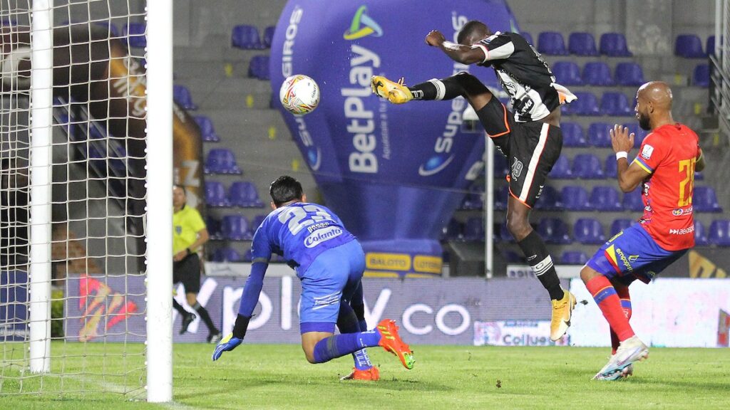 El autogol de Jhon Banguera en la derrota de Envigado 2-1 ante Pasto. Vizzor Image.