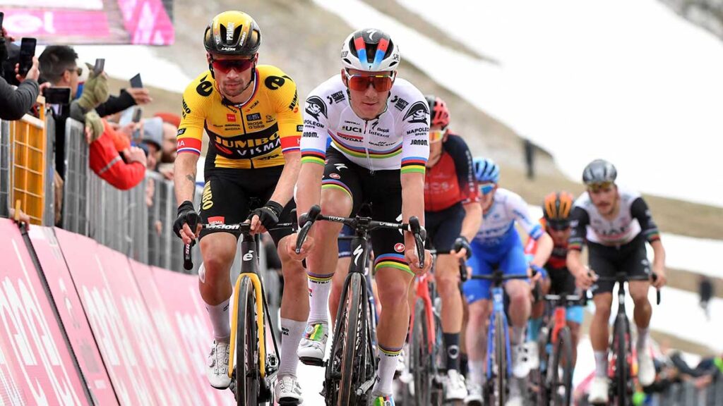 Primoz Roglic hace arde el Giro de Italia. Reuters