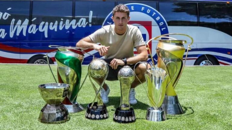 Santiago Giménez: ¿Cuántos títulos tiene como futbolista profesional?