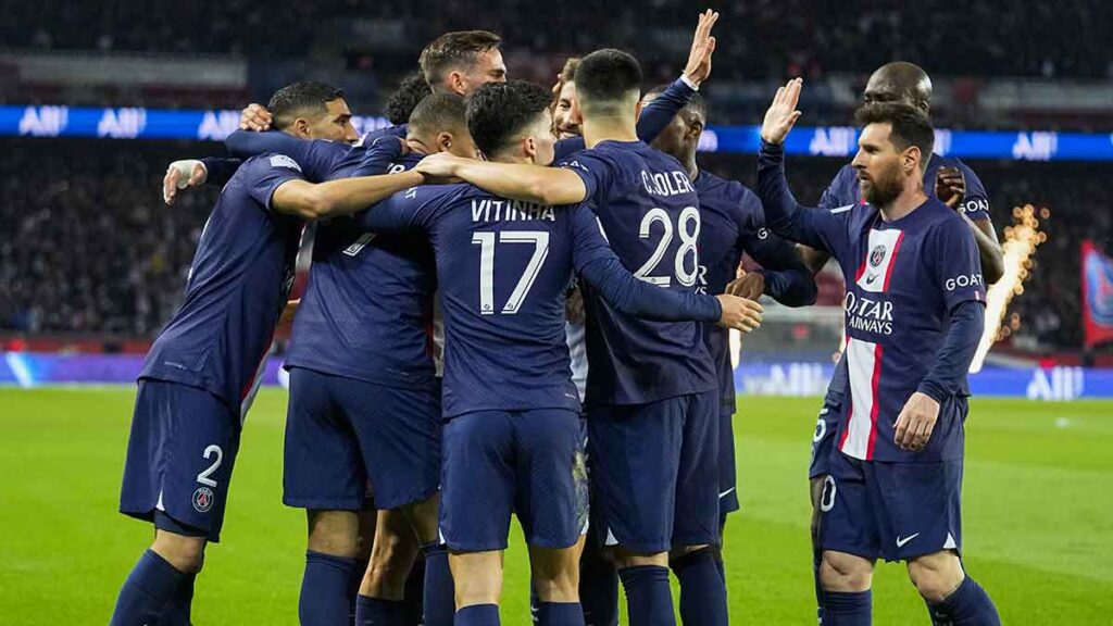 Los jugadores del Paris Saint-Germain celebran el gol de Kylian Mbappé. AP